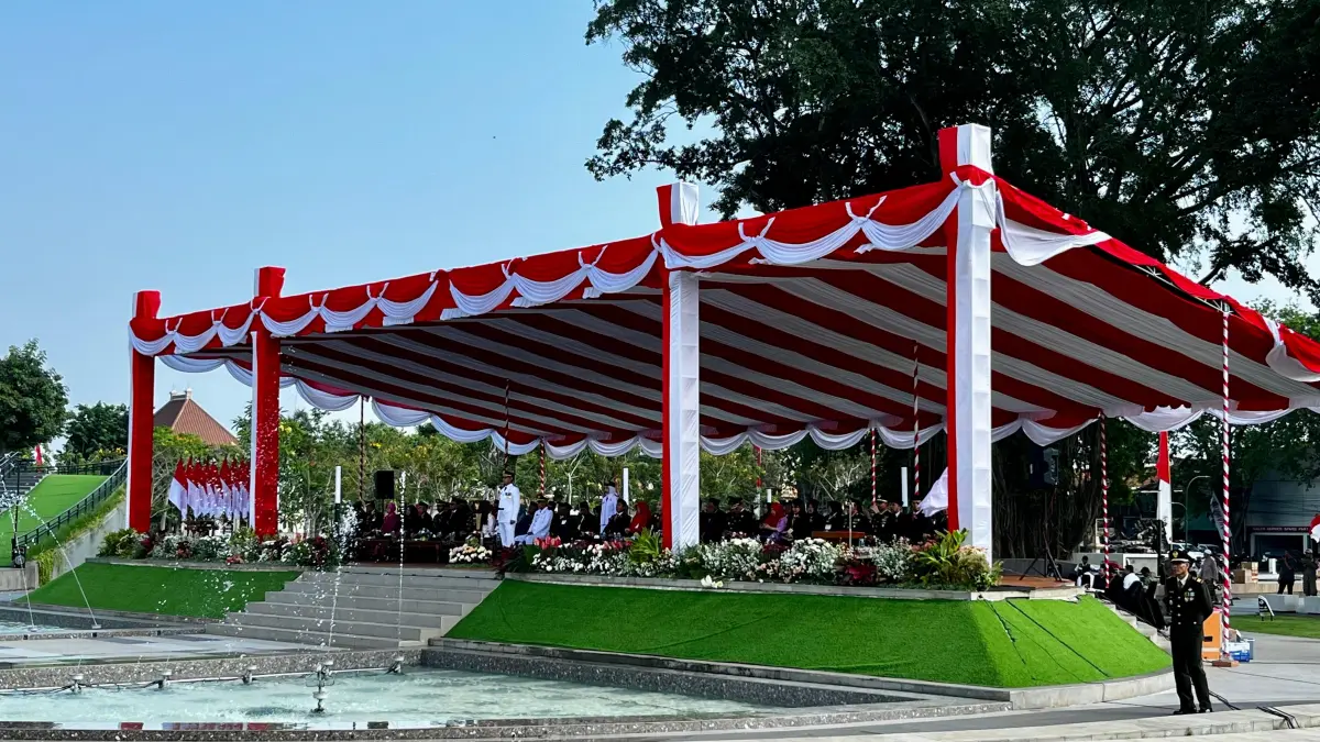 Suasana upacara Hari Ulang Tahun (HUT) ke-81 Indonesia di Alun-Alun Tuban. (SHAFA DINA HAYUNING MENTARI/ RADAR TUBAN)