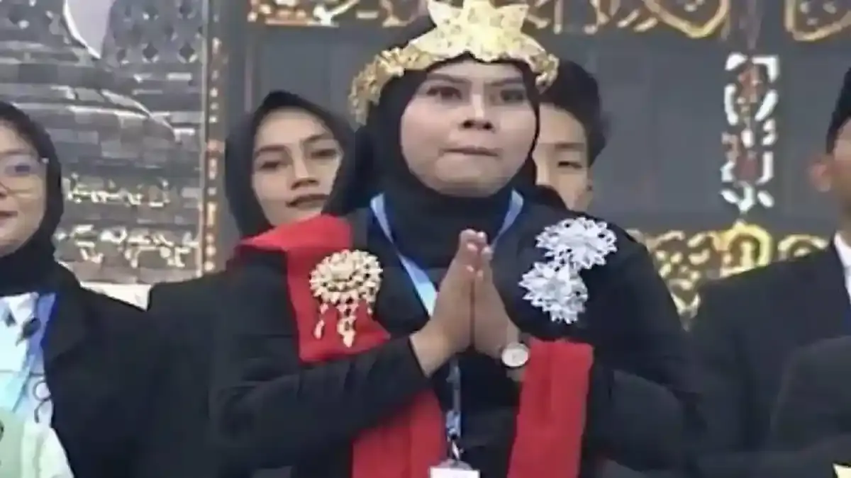 Susanah pengupas bawang yang viral di media sosial. (Tangkapan layar youtube tv parlemen)