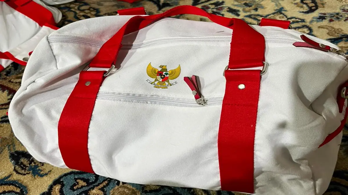 Suvenir HUT ke-81 RI untuk masyarakat di Istana Merdeka berisi berbagai barang unik. (Tangkapan layar tiktok @fabulanostra)
