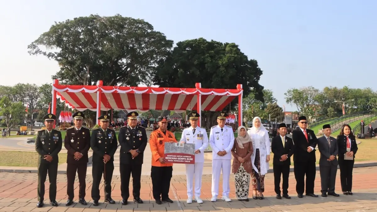 Bupati Aditya Halindra Faridzky secara simbolis menyerahkan bantuan untuk korban bencana NTT kepada Badan Penanggulangan Bencana Daerah (BPBD) Tuban, kemarin (17/8). (Radar Tuban)