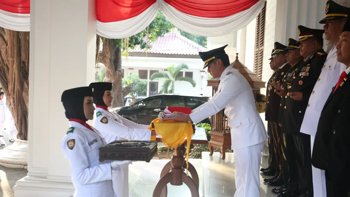 Bupati Tuban Aditya Halindra Faridzky bertindak sebagai inspektur upacara HUT ke-81 Kemerdekaan Republik Indonesia di Alun-Alun Tuban, kemarin (17/8). (Radar Tuban)