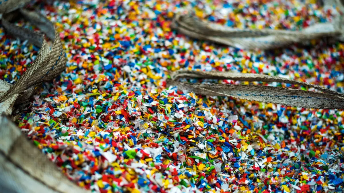 Partikel mikroplastik dan nanoplastik dari produk sintetis sehari-hari. (Magnific)