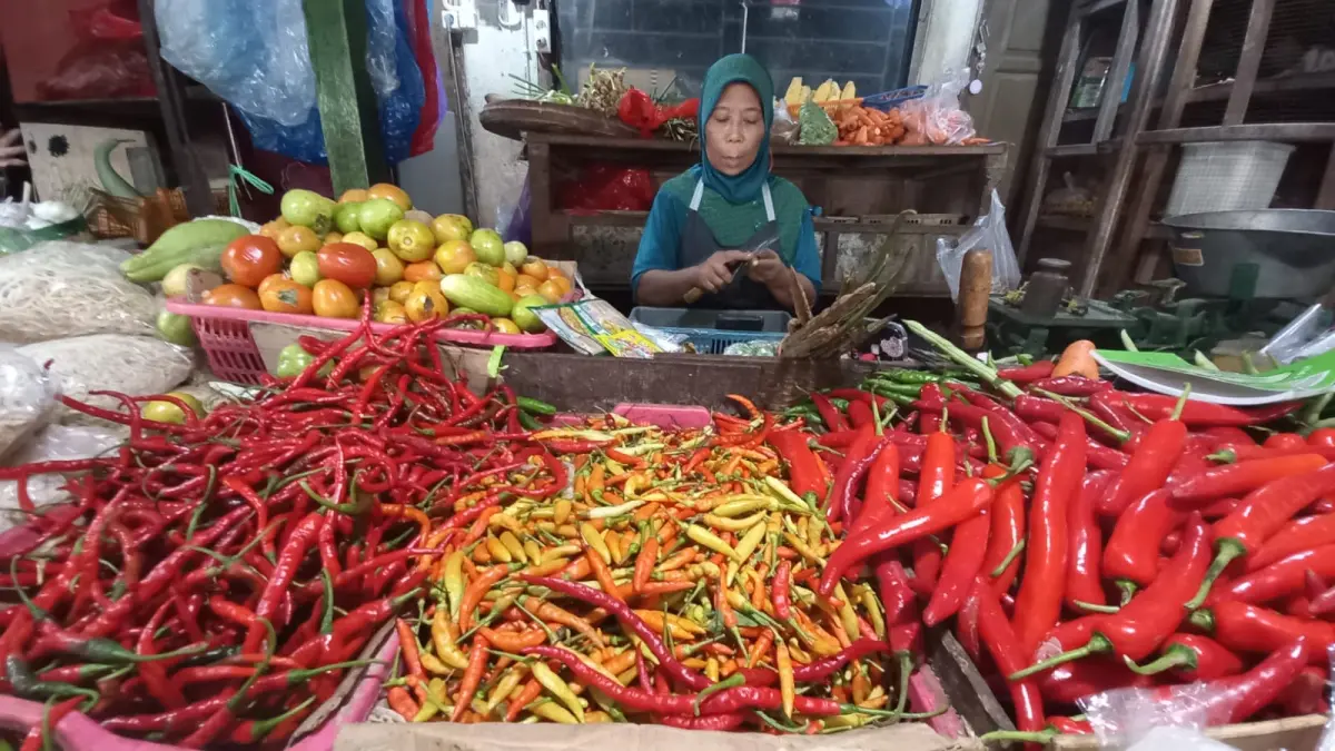 Pedagang cabai di salah satu pasar tradisional Tuban. (Shafa Dina Hayuning Mentari/ Radar Tuban)