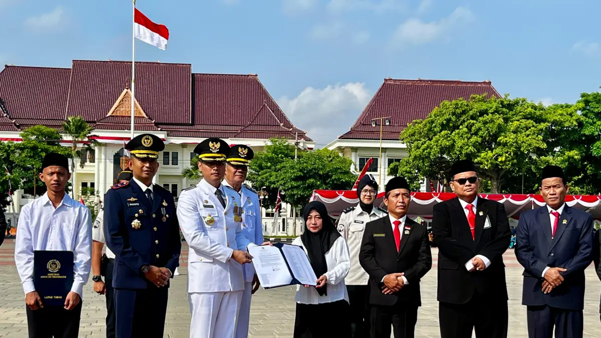 Penyerahan remisi kemerdekaan kepada narapidana Lapas Tuban. (Shafa Dina Hayuning Mentari/ Radar Tuban)