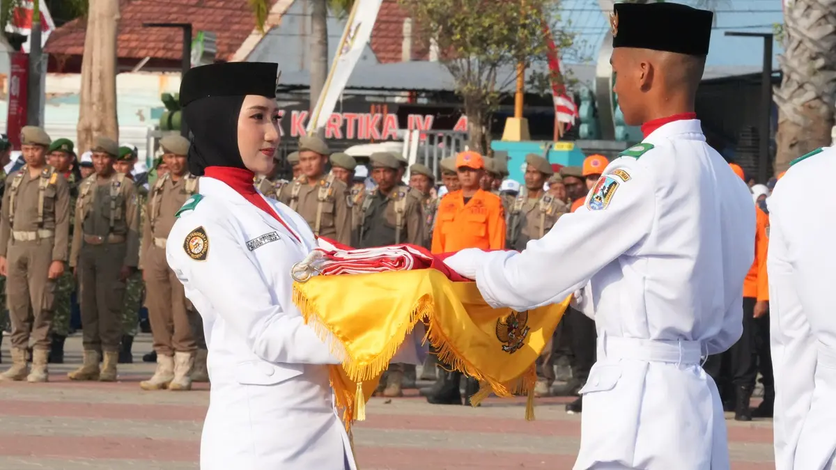 Sejak kelas 10, Sheila Aulia berlatih fisik dan PBB demi menjadi Paskibraka. Kini, impiannya menjadi pembawa baki terwujud. (Radar Tuban)