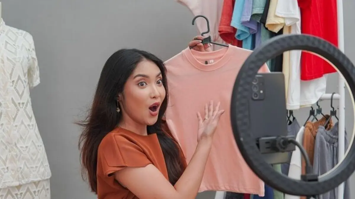 Seorang influencer sedang melakukan sesi live streaming penjualan produk fashion. (pinterest.com)