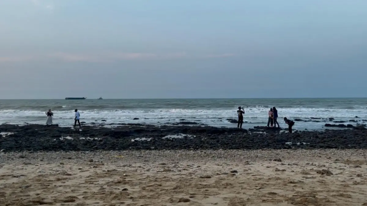 Suasana pantai di Tuban saat sore hari. (Shafa Dina Hayuning Mentari/ Radar Tuban)