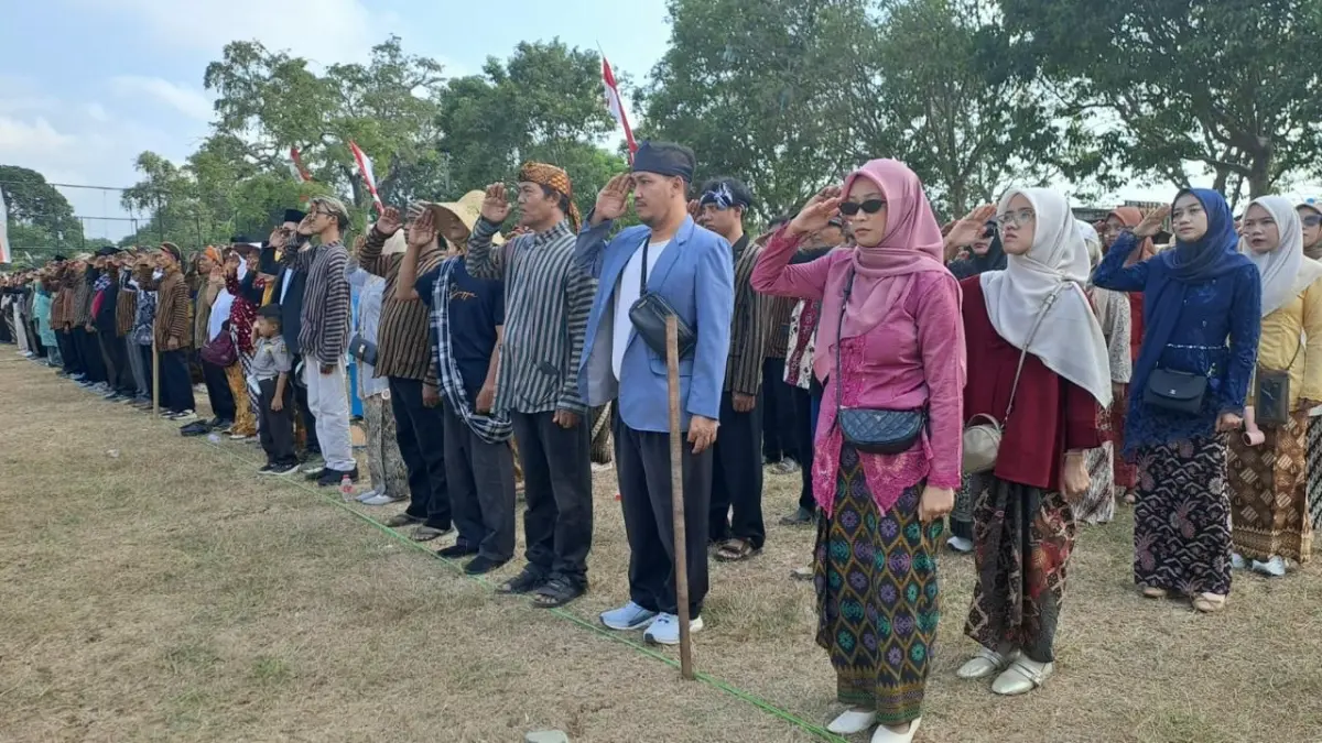 Warga Desa Prunggahan Wetan, Kecamatan Semanding melangsungkan peringatan upacara HUT Ke-81 Kemerdekaan dengan busana tema tempo dulu, kemarin (17/8). (Pemdes Prunggahan Wetan untuk Radar Tuban)