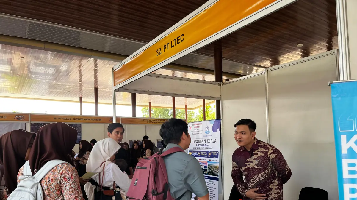 Antrean pencari kerja di salah satu stand perusahaan. (Shafa Dina Hayuning Mentari/ Radar Tuban)