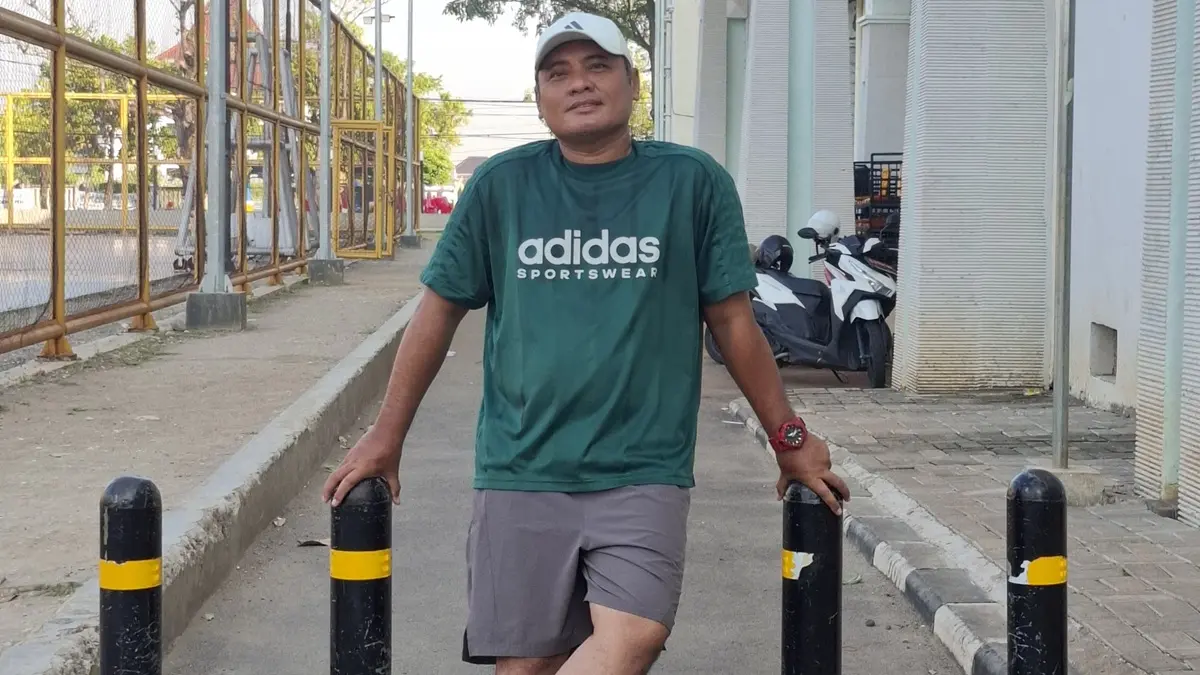 Guru olahraga SMPN 3 Tuban Hasan Asj’ari tak sekadar mengajarkan teknik. Dia menggunakan pembelajaran kooperatif untuk merangkul siswa dengan kemampuan beragam. (Radar Tuban)