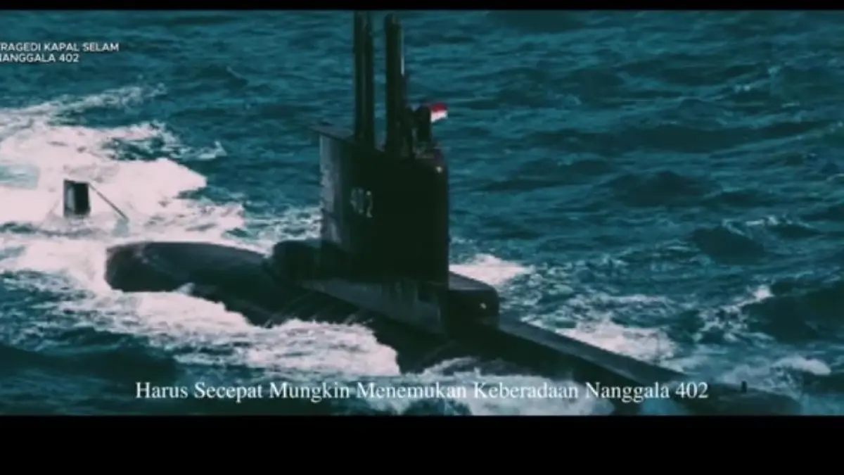 Kapal selam KRI Nanggala-402 saat melintas di permukaan laut. (Tangkapan Layar YouTube  Redaksi Konspirasi)