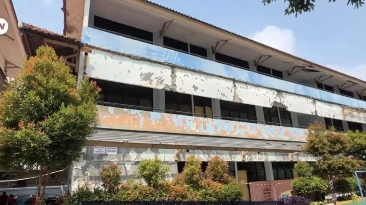 Kondisi bangunan sekolah dengan cat mengelupas dan mengalami kerusakan.(Tangkapan layar video YouTube DW Indonesia)