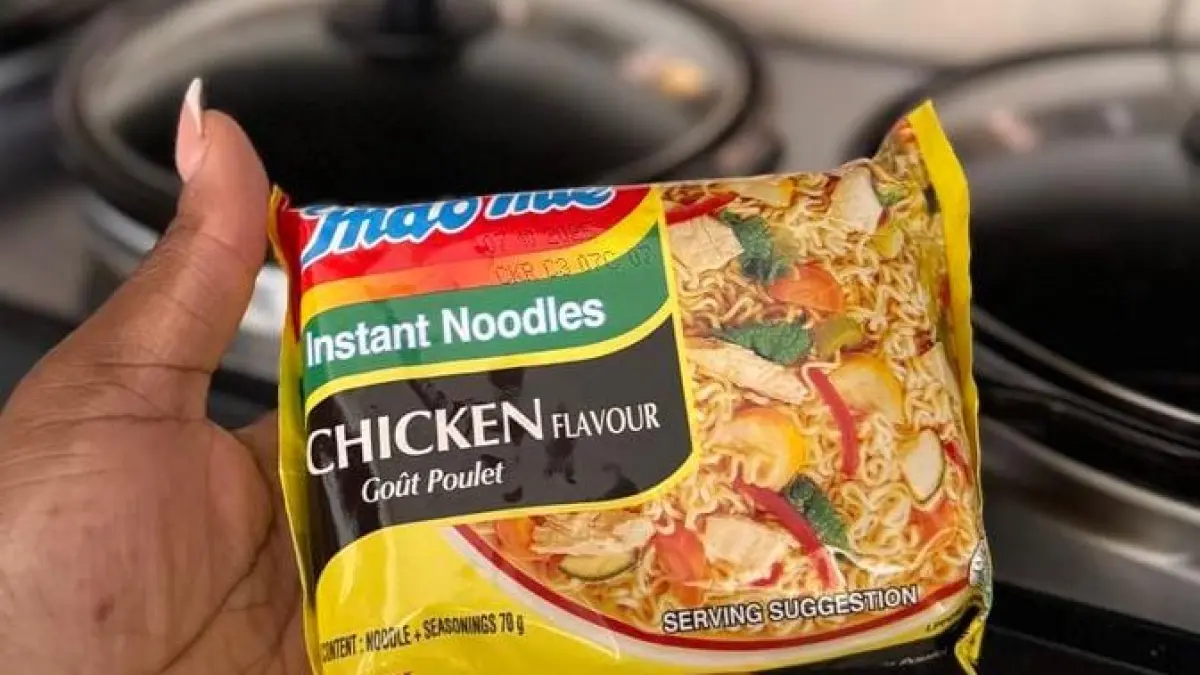 Mie instan Indomie varian khas lokal yang memenuhi rak swalayan hingga pedagang kaki lima di Nigeria. (pinterest.com)