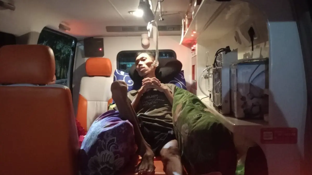 Nasirudin, pasien kanker usus asal Singgahan yang akhirnya bisa berangkat kontrol ke RSUD dr. Soetomo Surabaya menggunakan fasilitas ambulans puskesmas secara gratis, kemarin (18/8). (Wanda untuk Radar Tuban)
