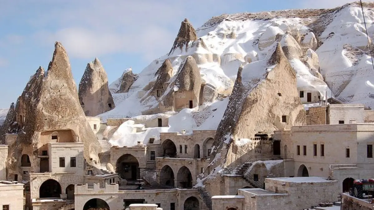 Potret pemukiman dan hotel gua batu purba di kawasan Göreme, Cappadocia, Turki. (pinterest.com)
