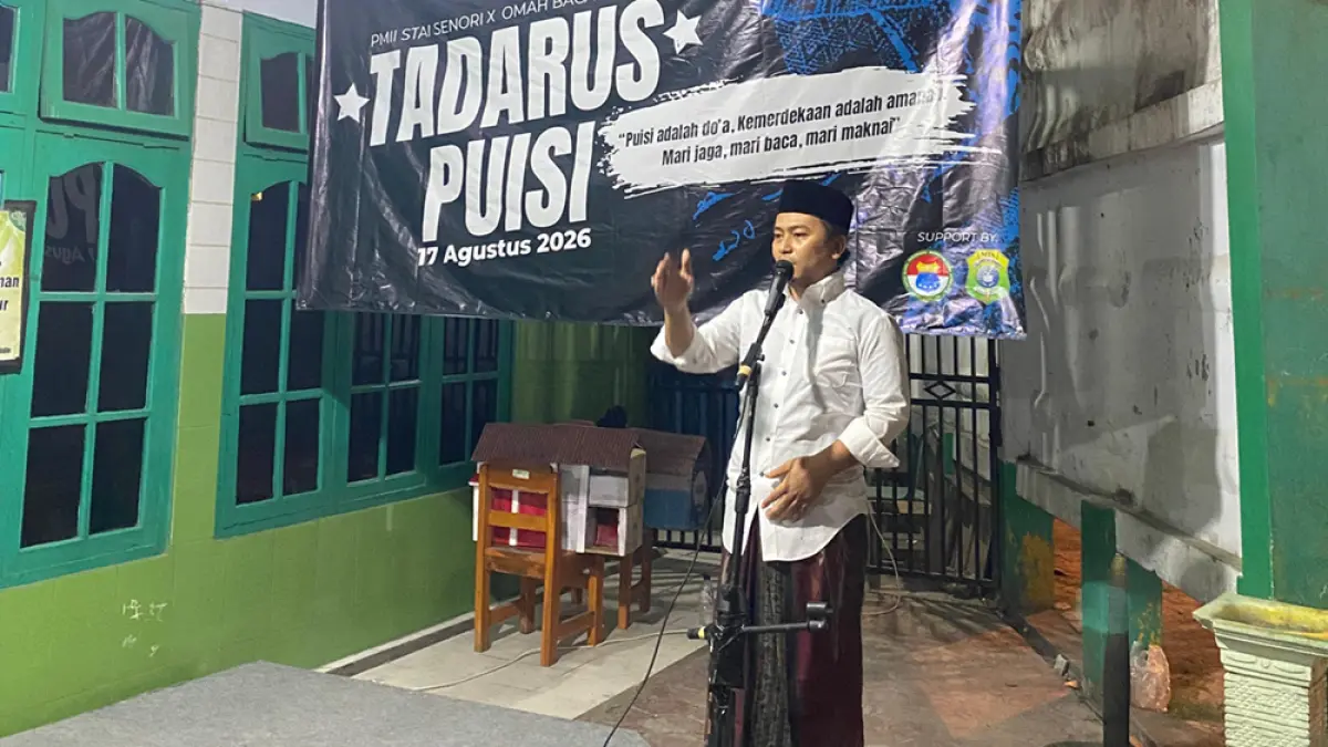 Ruang publik di Senori berubah menjadi panggung literasi saat Tadarus Puisi digelar untuk memperingati HUT ke-81 Kemerdekaan RI. (Radar Tuban)