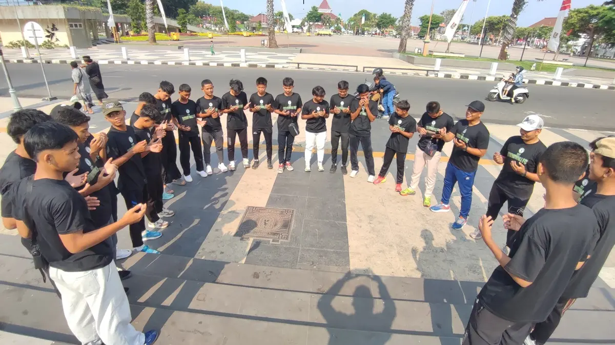 Tim Bumi Wali FC U-17 Tuban memanjatkan doa sebelum berangkat menuju Jombang untuk melakoni babak penyisihan grup Piala Soeratin U-17 Jatim 2026, kemarin (18/8). (Andreyan/Radar Tuban)