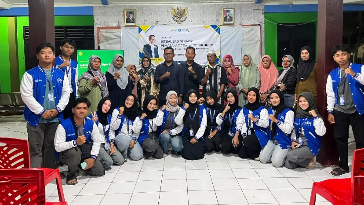 Sosialisasi KKN Unirow Kelompok 28 membekali pelaku UMKM Banjarsari dengan strategi pemasaran digital dan pemanfaatan media sosial. (Antika Luviana/MG/Radar Tuban)