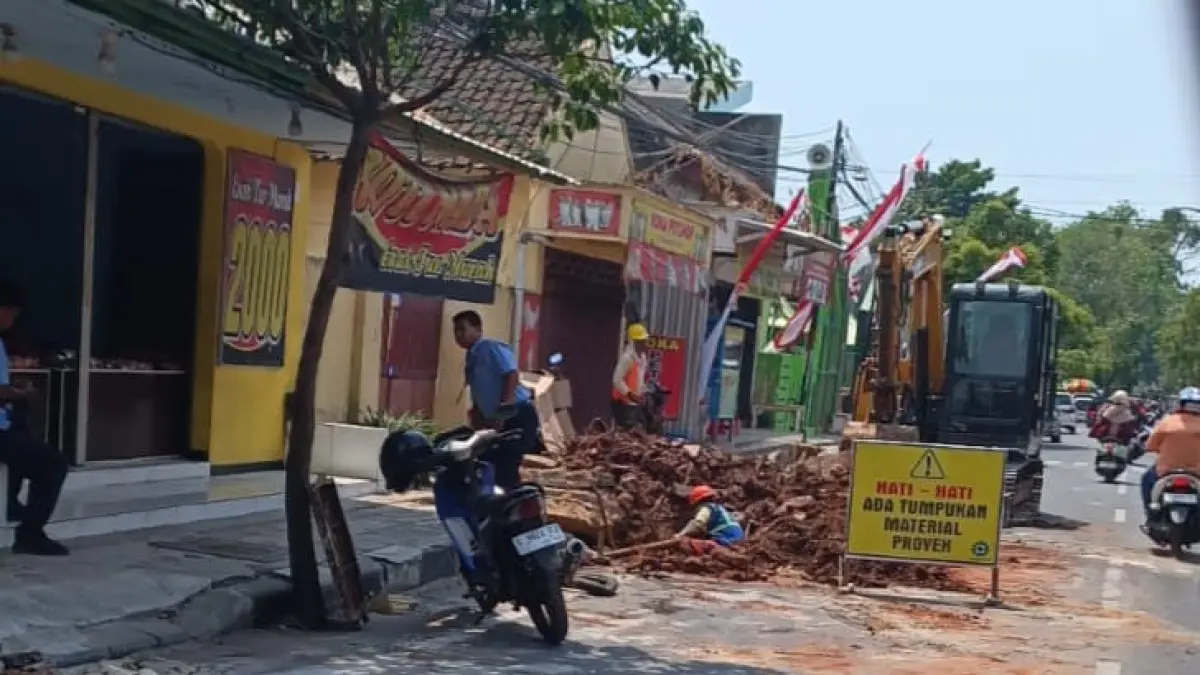 Kondisi Jalan Diponegoro Tuban setelah adanya proyek drainase. (Istimewa)