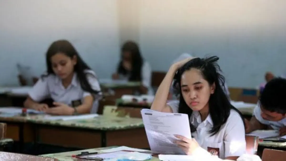 Seorang siswi tampak kebingungan saat sedang mengerjakan soal ujian di dalam kelas. (pinterest.com)