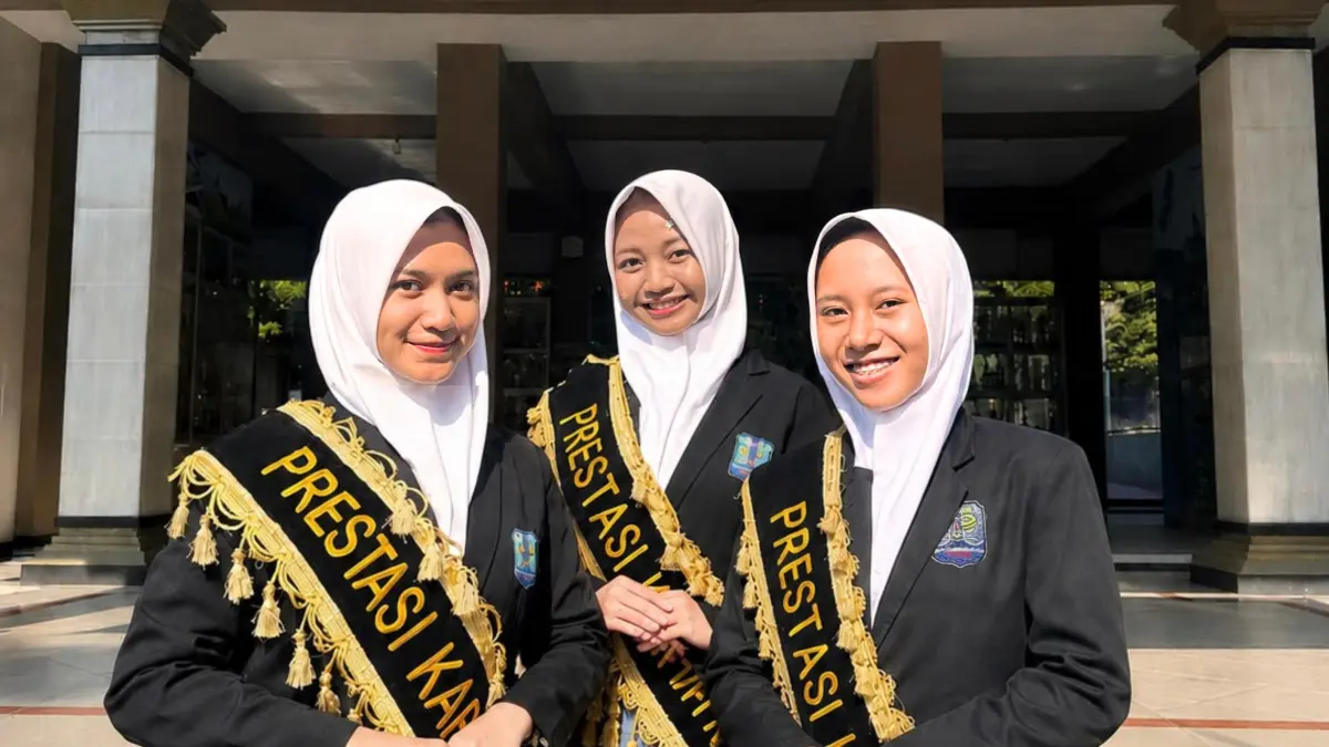 Aurel, Namira, dan Regina siswi SMAN 1 Tuban Juara Terinovatif 3 Tubernova 2026 kategori Masyarakat Bidang Agribisnis dan Energi Baru Terbarukan. (Aureli Yumna Untuk Radar Tuban)