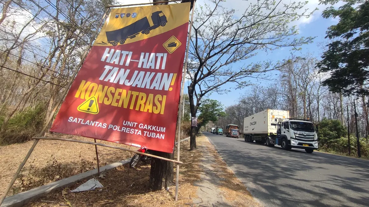Banner imbauan pada tanjakan Pakah yang baru dipasang Satlantas Polresta Tuban. (Andreyan/Radar Tuban)