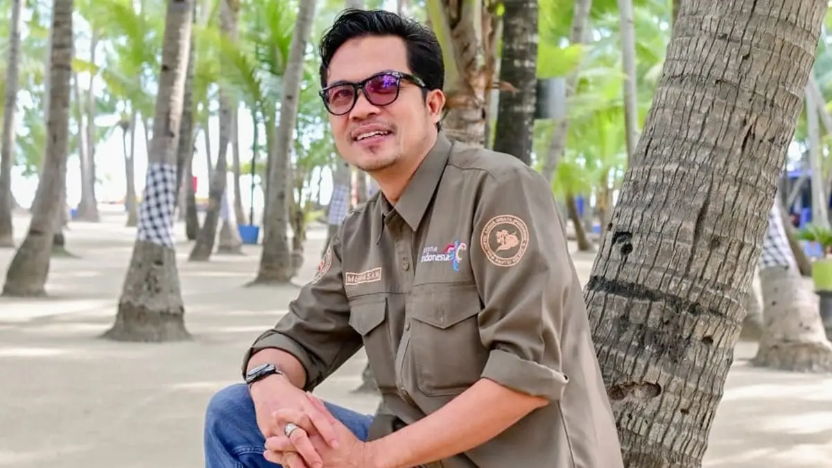 Ketua Pokdarwis Pantai Kelapa Muhasan terus mendorong inovasi dan menggandeng masyarakat agar wisata pesisir Tuban berkembang berkelanjutan. (Radar Tuban)