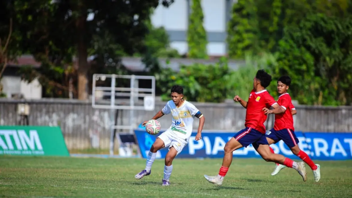 Pemain tim Bumi Wali FC U-17 Tuban menghadapi tim Kediri United U-17 di Piala Soeratin U-17 Jatim 2026, Jumat (21/8) sore. (Radar Tuban)