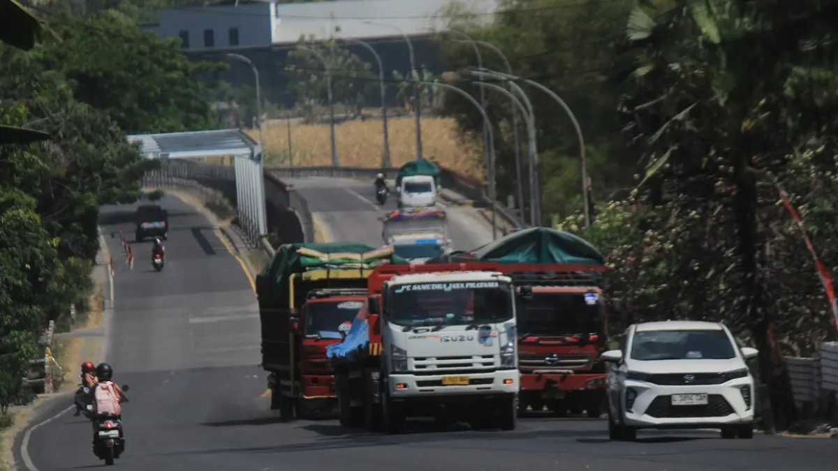 Tanjakan di Dusun Kepet, Desa Tunah, Kecamatan Semanding ini dikenal curam, sehingga menjadi momok bagi pengemudi kendaraan berat. (Andreyan/Radar Tuban)