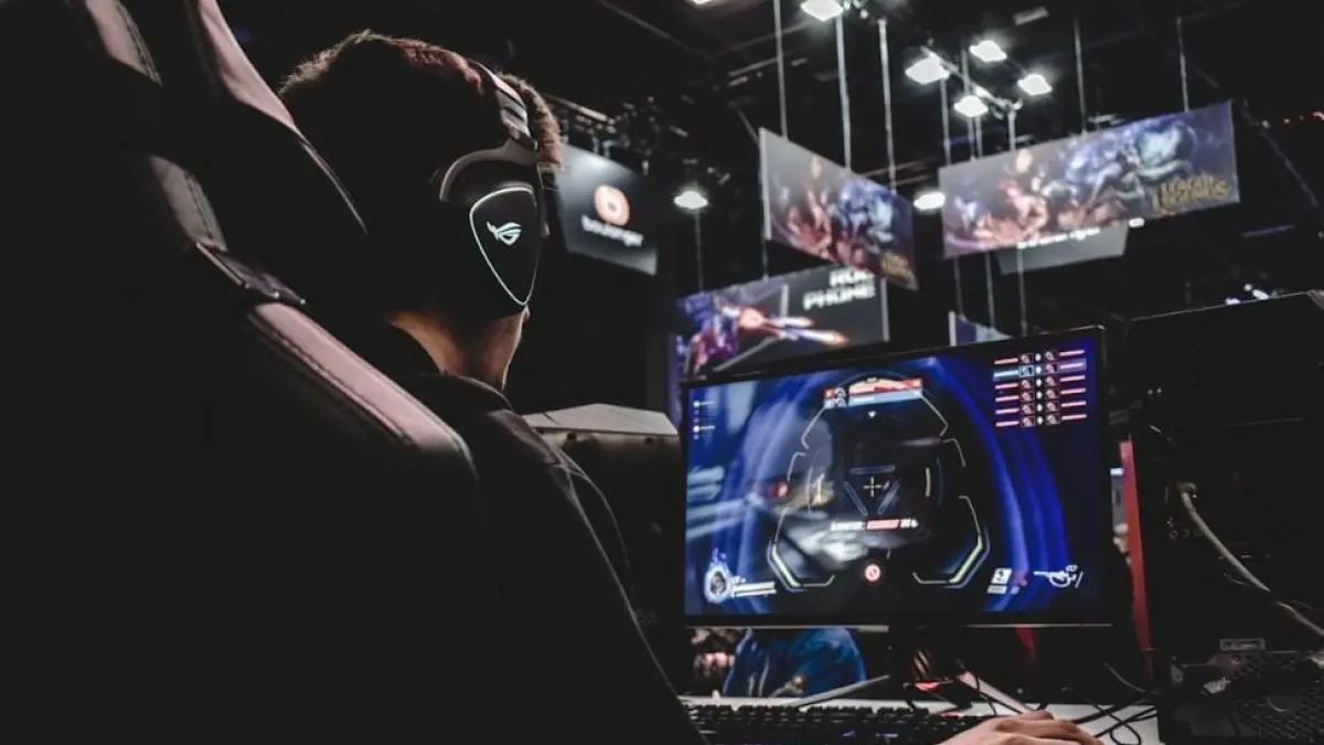 Atmosfer panggung turnamen e-sport profesional yang menawarkan popularitas dan hadiah besar. (RADARTUBAN/AI)
