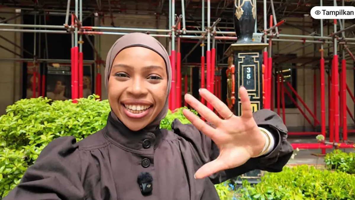 Aziza Francienne saat membagikan pengalaman kuliah serta realita hidup mahasiswa internasional di London. (Tangkapan layar Youtube Aziza Francienne)