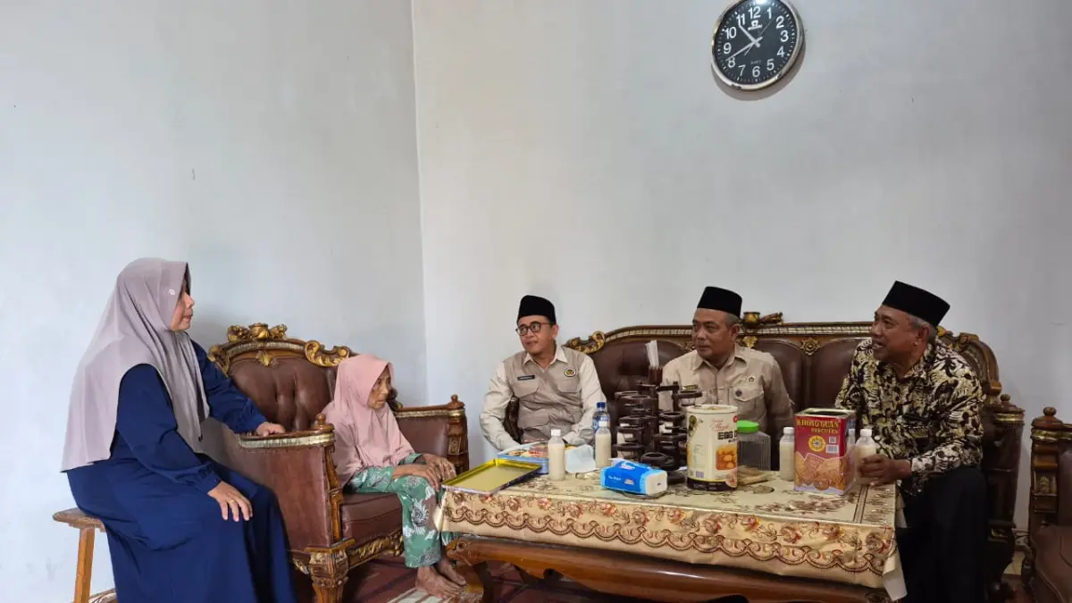 Plt Kepala Kemenhaj Tuban Abd Ghofur berbincang dengan CJH lansia yang akan berangkat haji pada 2027 mendatang. (Radar Tuban)