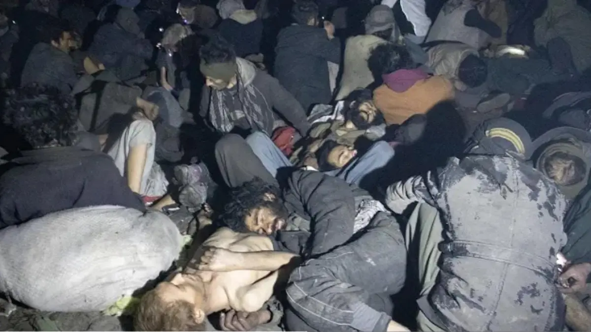 Potret pecandu narkoba yang tinggal di kolong jembatan Kabul. (Tangkapan layar Youtube Beyond Boundaries)