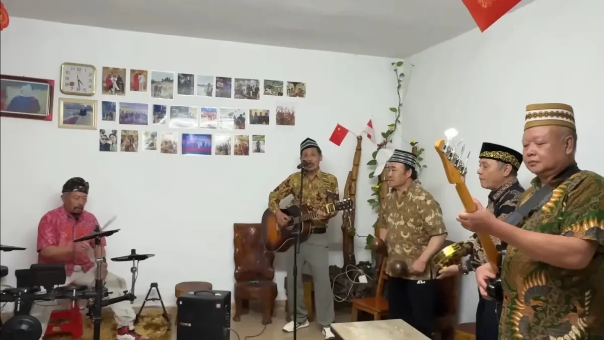Grup musik lansia keturunan Tionghoa-Indonesia tampil membawakan lagu-lagu Nusantara dengan mengenakan kemeja batik dan peci di Liuzhou, Guangxi, Tiongkok. (youtube.com/ Rudy Chen)