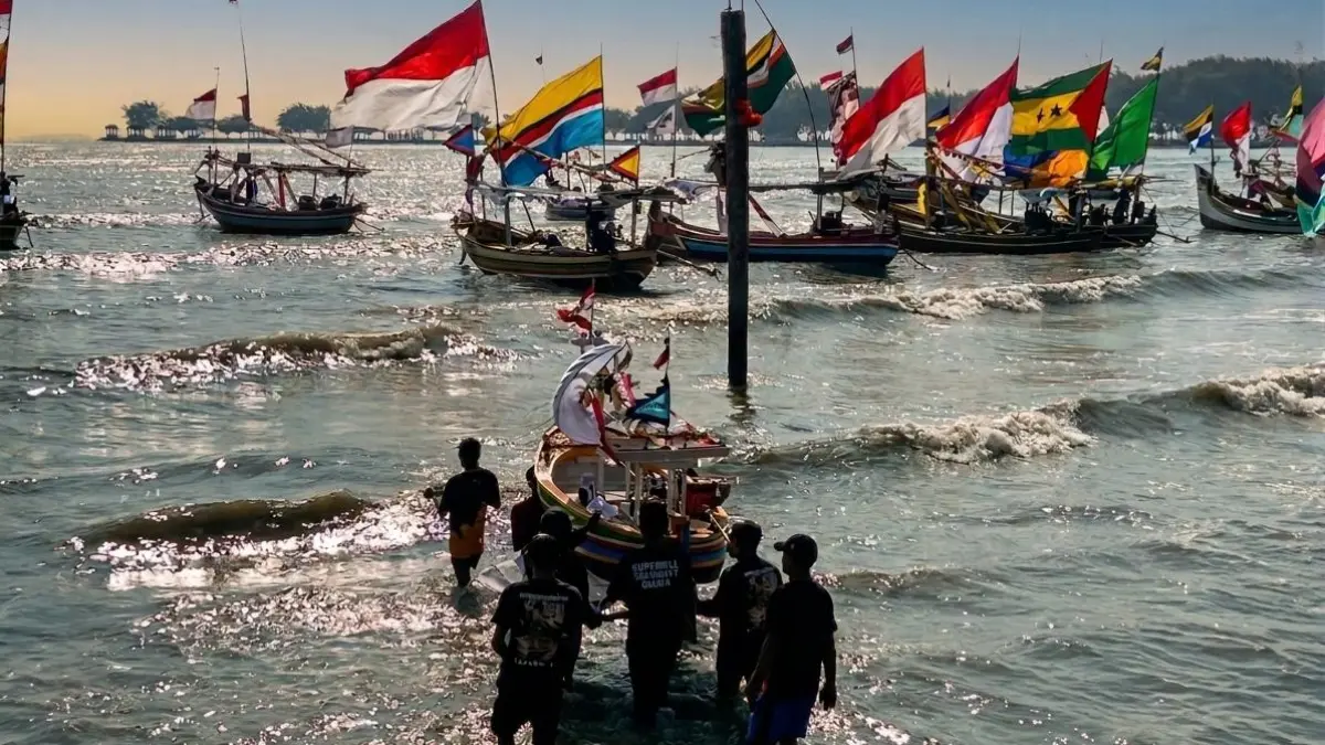 Prosesi larung sesaji dalam tradisi sedekah laut di kelurahan Sidomulyo, Rabu (26/8). (Shafa Dina Hayuning Mentari/ Radar Tuban)