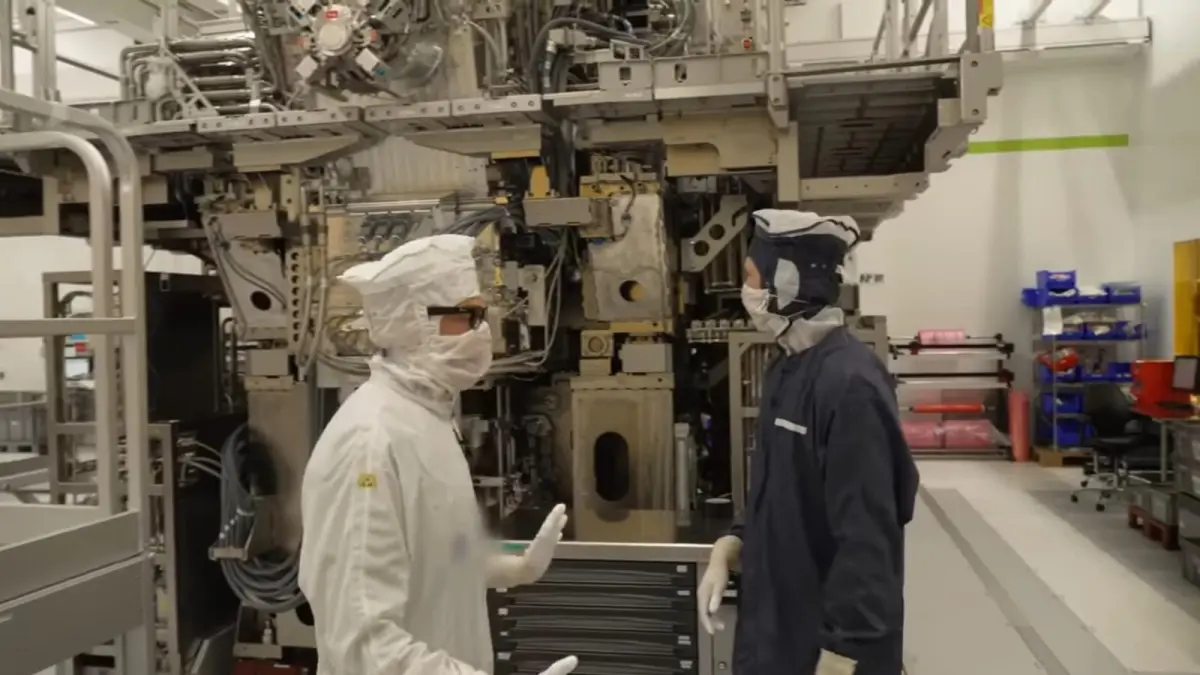 Bagian dalam mesin litografi EUV buatan ASML yang berfungsi mengukir sirkuit mikrosip tercanggih di dunia. (youtube.com/ Veritasium)
