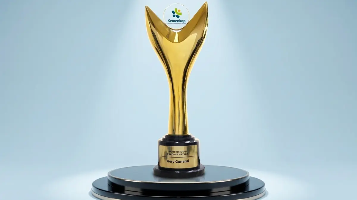 Direktur Utama BRI Hery Gunardi meraih Bakti Koperasi Pradana Nayaka dalam Koperasi Awards 2026. (Dok. BRI)