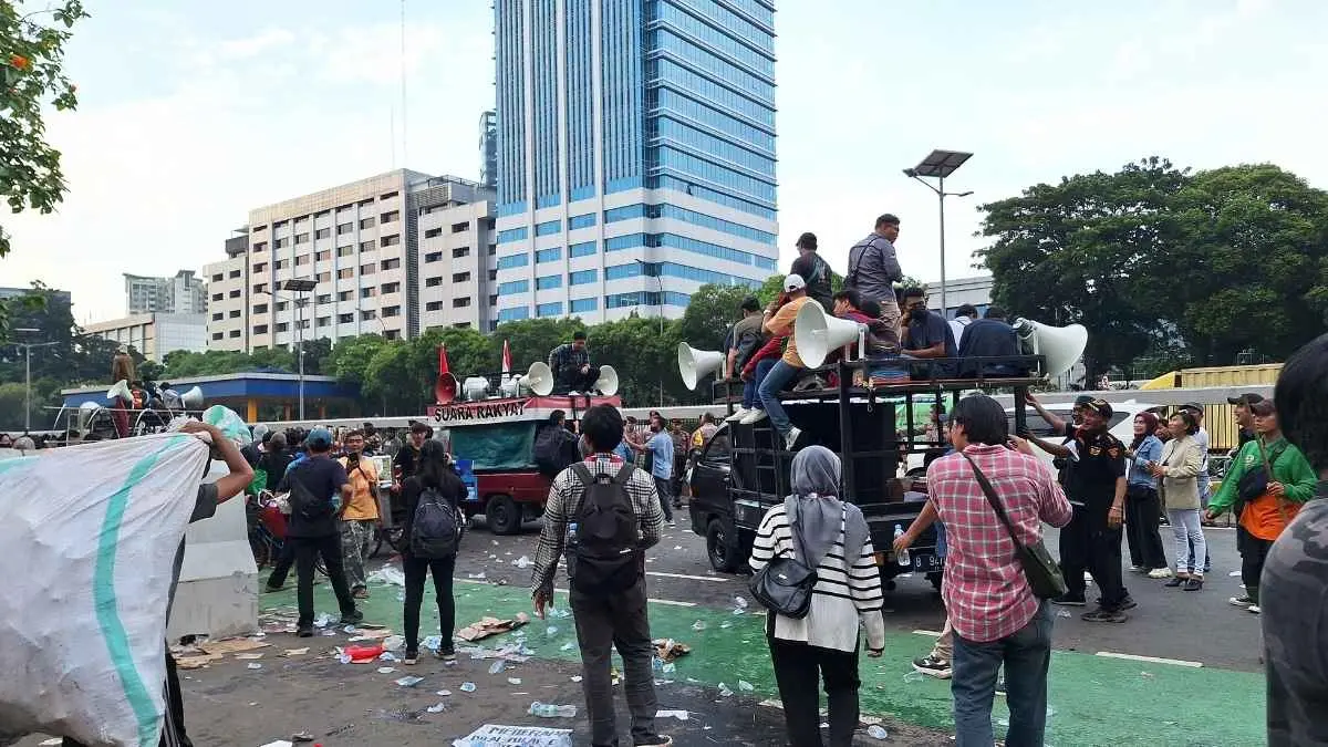 Massa AMPB dari Pati akhirnya meninggalkan Gedung DPR. Mereka pulang setelah mendapat komitmen DPR soal penyelesaian RUU Perampasan Aset. Tapi jika janji tak dipenuhi, mereka siap kembali. (Foto: Anisha Aprilia/Disway)