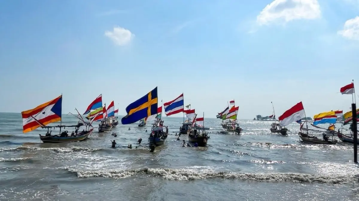Perahu milik neyalan Sidomulyo Tuban sudah tambat selama dua pekan. (Shafa Dina Hayuning Mentari/ Radar Tuban)