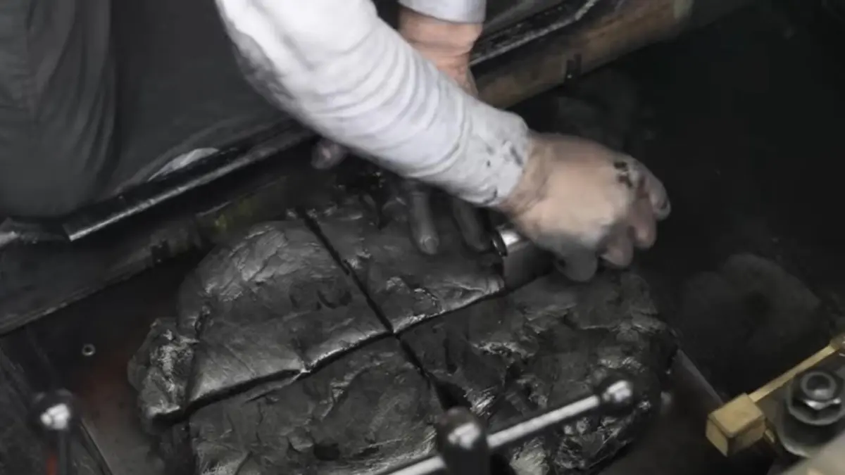 Perajin saat memproses adonan tinta kaligrafi tradisional di bengkel kerja Kobaien, Nara, Jepang. (youtube.com/ Business Insider)
