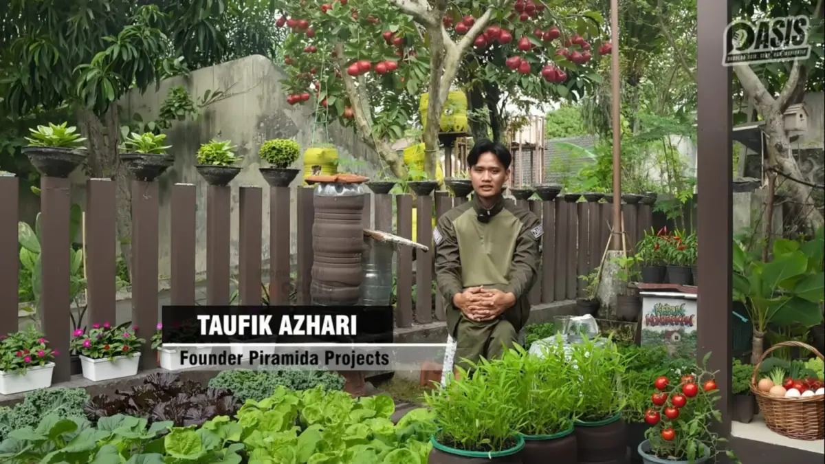 Taufik Azhari berada di area kebun kontrakan yang dikembangkan menjadi ekosistem pertanian terpadu berkonsep zero waste. (youtube.com/ OASIS)