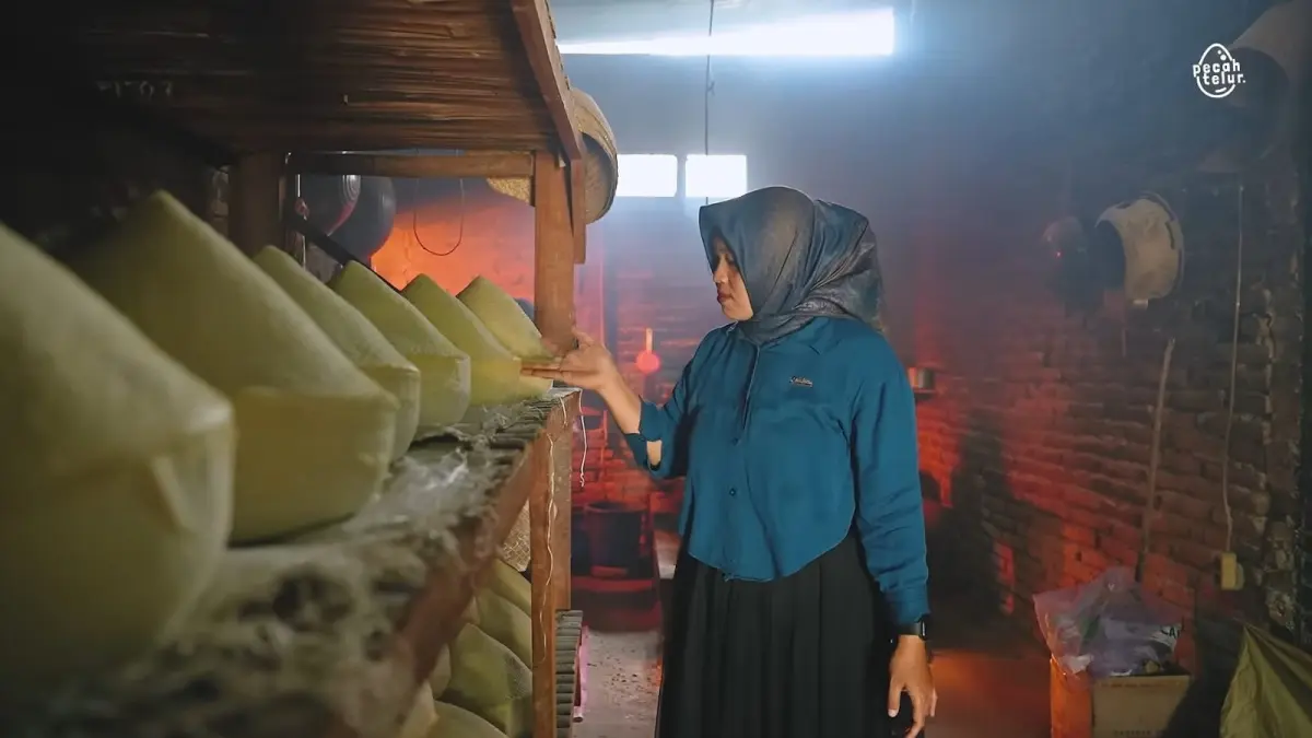 Trihastin Widayanti, memantau tahap pengukusan adonan singkong untuk menjaga kualitas rasa slondok. (youtube/ PecahTelur)