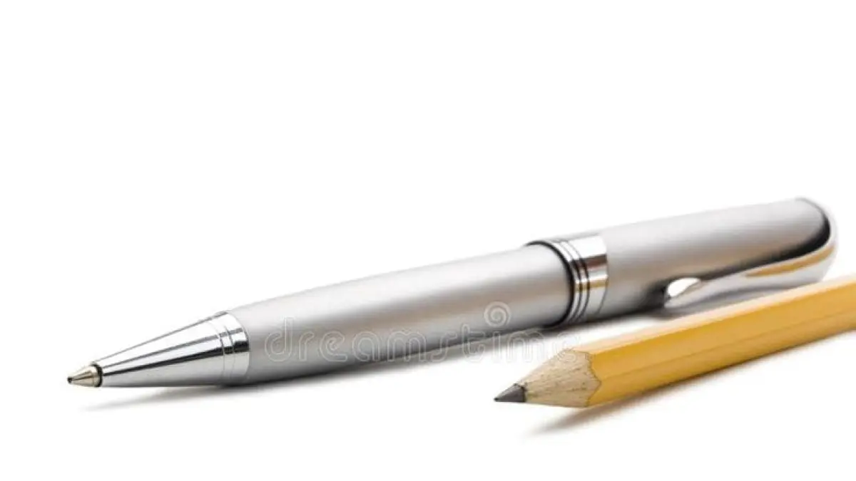 Beda cara kerja, beda hasil! Grafit pensil hanya menempel di permukaan kertas sehingga mudah diangkat penghapus, sedangkan tinta pulpen meresap ke dalam serat kertas dan mengikat secara kimiawi. (pinterest) 