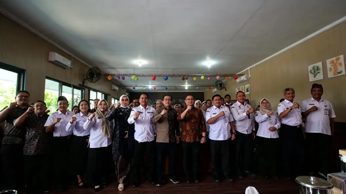Bersemangat usai FGD program SMA Double Track, peserta bersama Kadisdik Jatim Dr. Aries Agung Paewai, S.STP., M.M. berfoto bersama usai kegiatan. (M. MAHFUDZ MUNTAHA/RADAR TUBAN)