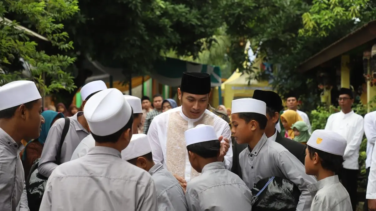 Bupati Aditya Halindra Faridzky bersama para santri saat menghadiri kegiatan Pemkab Tuban. (DISKOMINFO-SP UNTUK RADAR TUBAN)