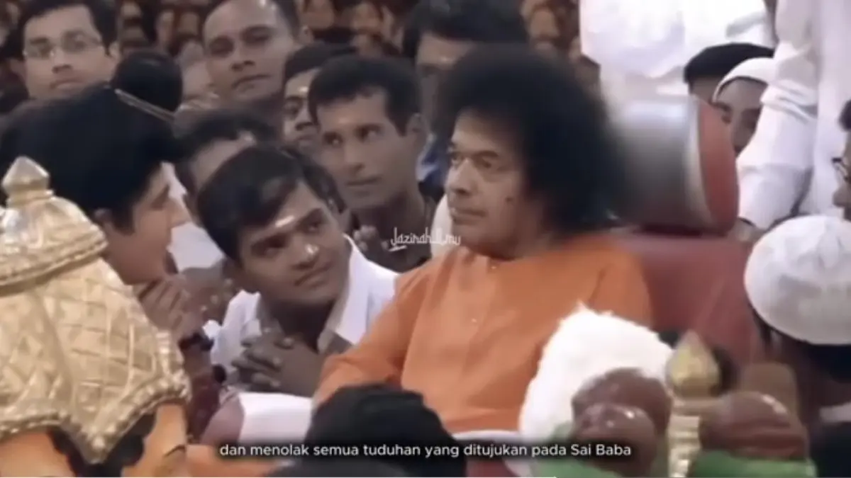Foto Sai Baba dengan para pengikutnya. (youtube.com/ Jazirah Ilmu)