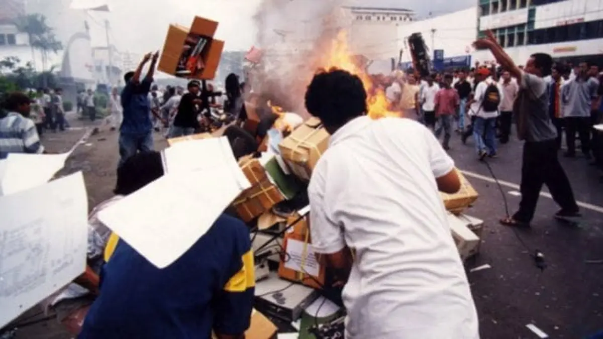 Gambar kekacauan yang terjadi akibat kerusuhan pada tragedi Mei 1998. (Pinterest) 