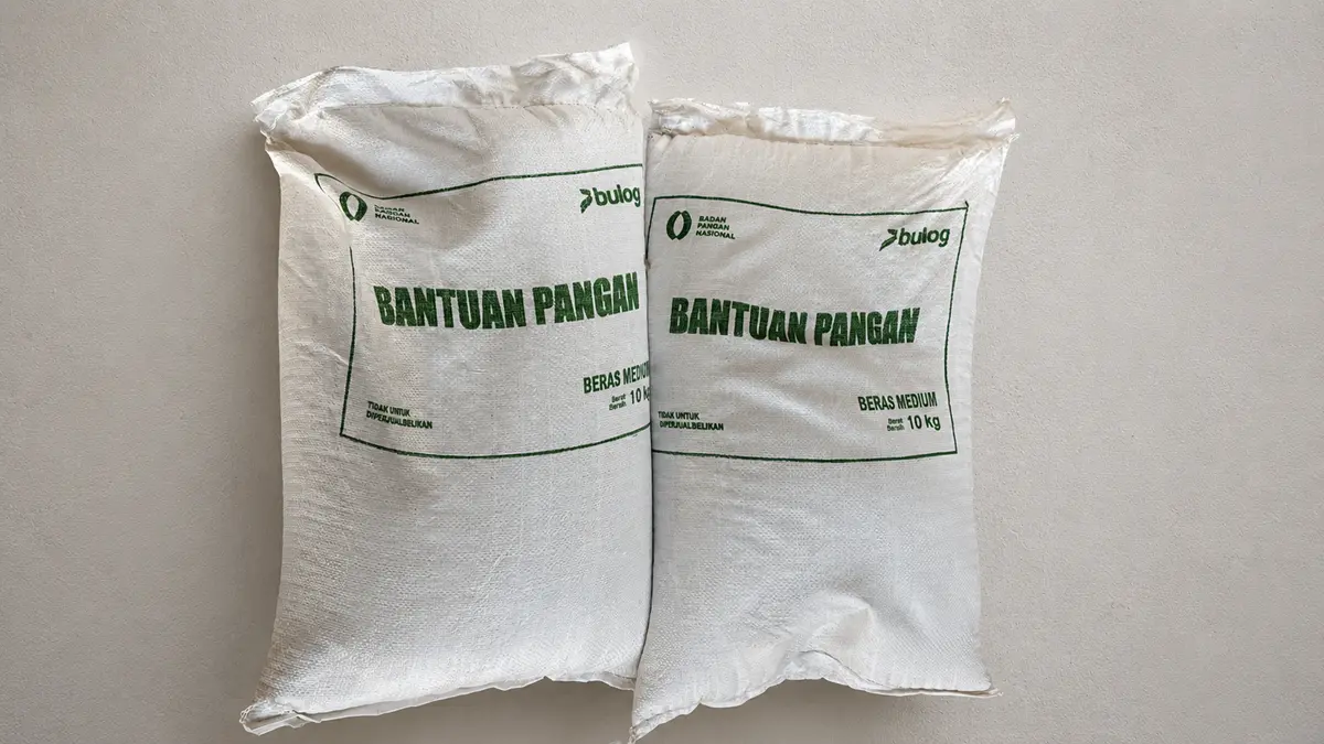Heboh bantuan pangan di Tuban diduga disunat, sejumlah warga mempertanyakan 10 kg beras yang belum diterima. Bulog memberikan penjelasan. (Radar Tuban)