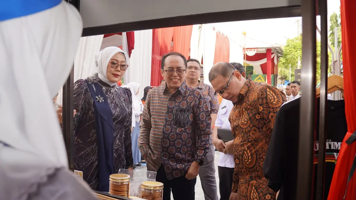 Kadisdik Provinsi Jatim Dr. Aries Agung Paewai, S.STP., M.M mengunjungi stan SMAN 1 Soko dan memuji inovasi para siswa. (M.MAHFUDZ MUNTAHA/RADAR TUBAN)