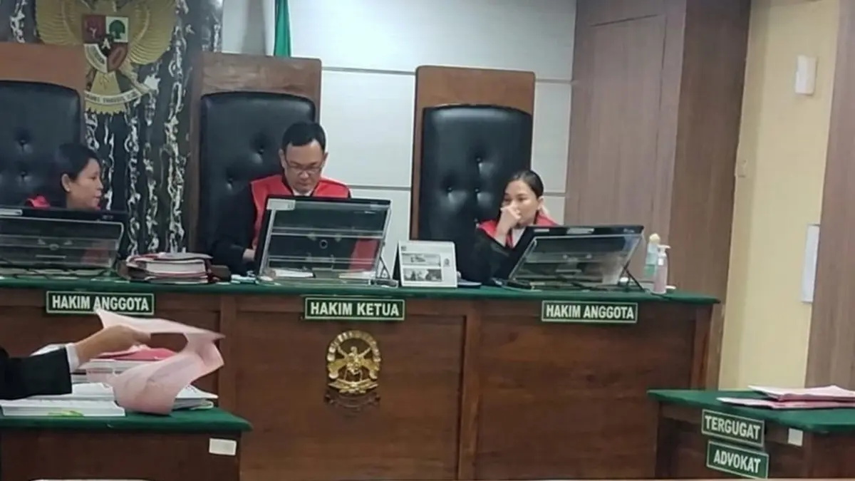  Majelis Hakim PN Tuban memimpin sidang kasus dugaan pencemaran nama baik di Ruang Garuda PN Tuban, kemarin (27/8). (ANDREYAN/RADAR TUBAN)
